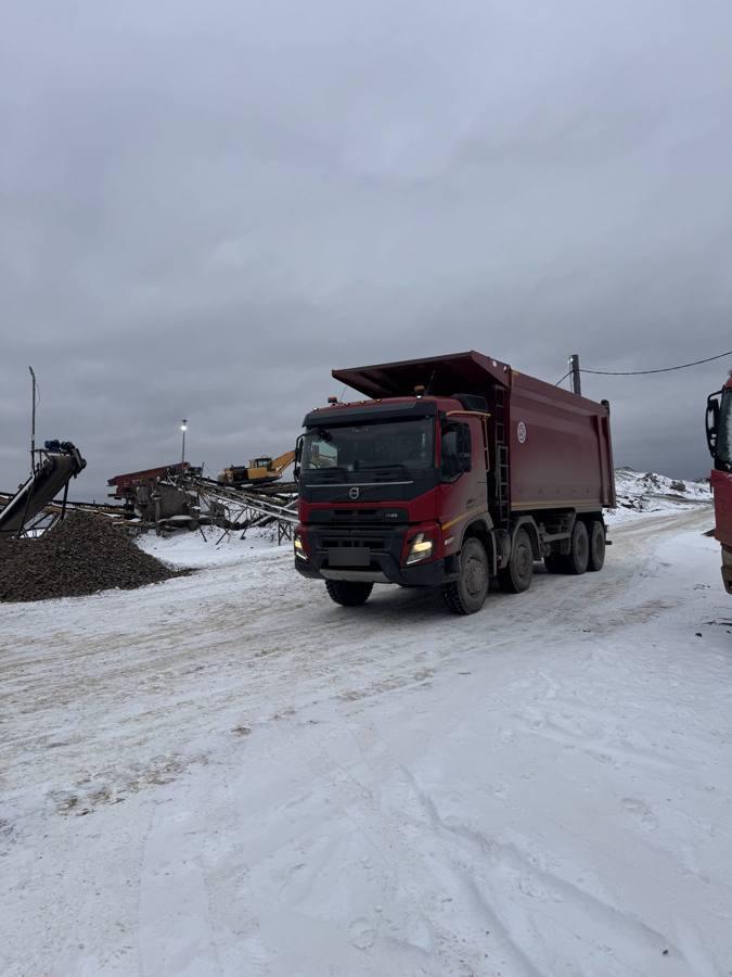 Самосвал на отгрузке зимой
